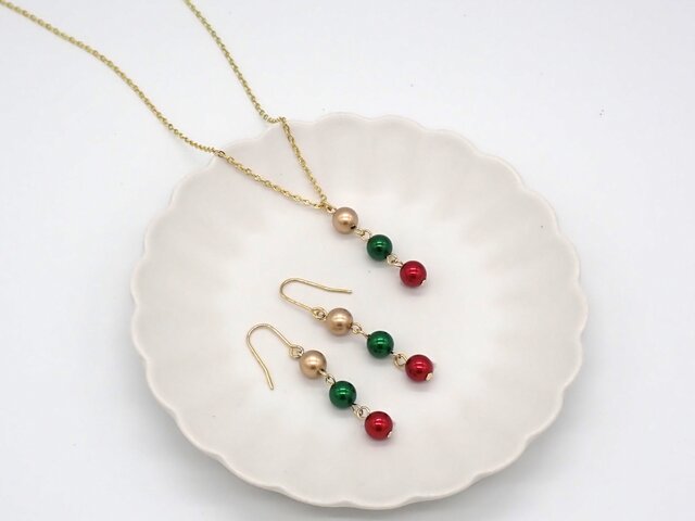 クリスマス迄お値下げ いたします パールネックレス& イヤリング セット クリスマスカラーの3粒パールネックレス＆ピアス／イヤリングセット
