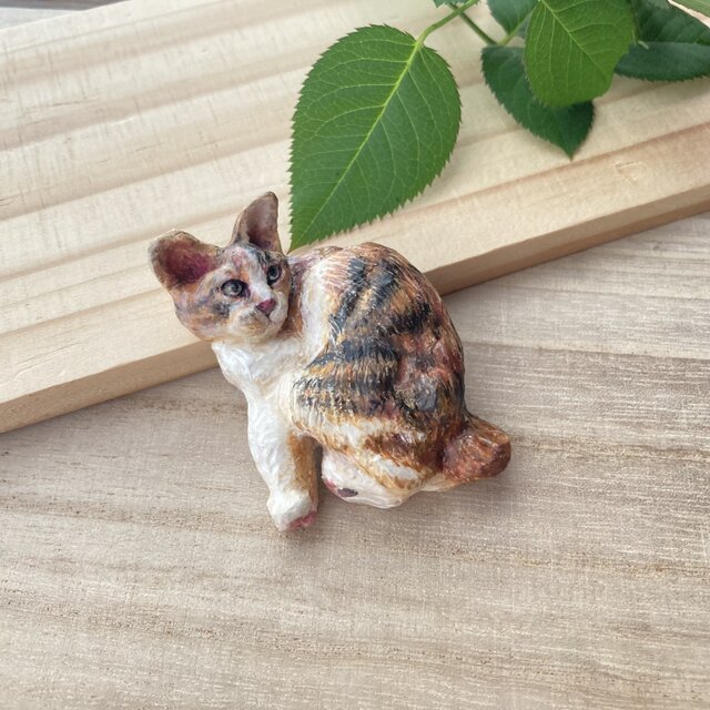 木彫りのお座り三毛猫のブローチ