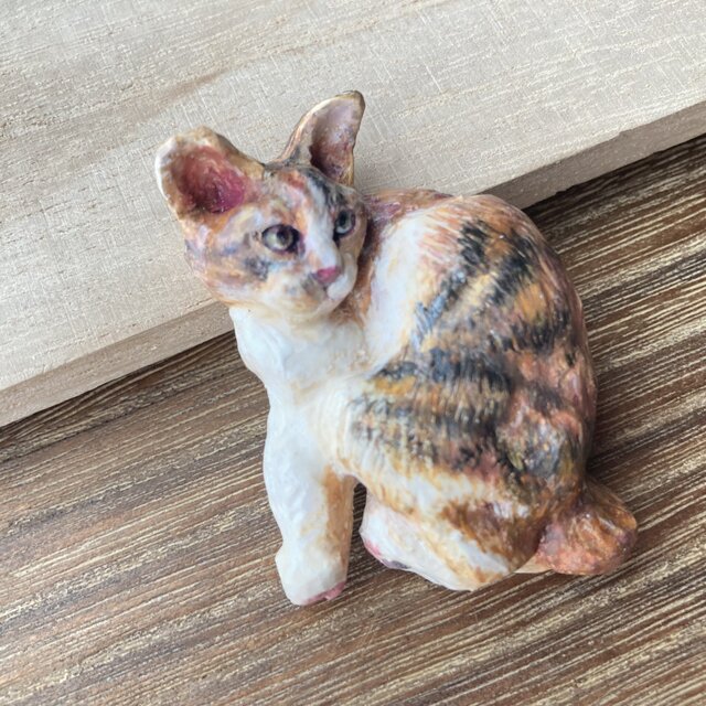 木彫りのお座り三毛猫のブローチ | iichi 日々の暮らしを心地よくする