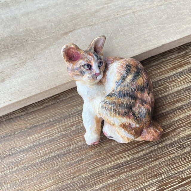 木彫りのお座り三毛猫のブローチ | iichi 日々の暮らしを心地よくする