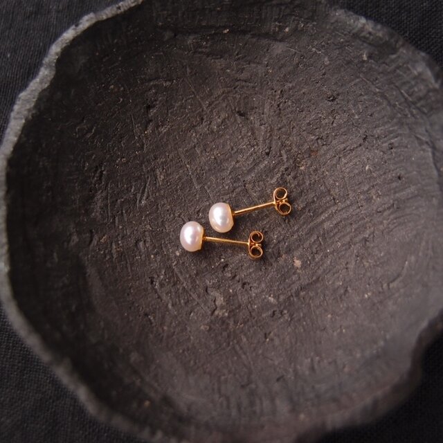 【K14gf】Baby Baroque Pearl Earrings／White・ベビーバロックパール スタッドピアス（s）