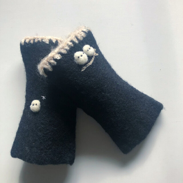 シマエナガちゃんのフェルティングミトン　黒
