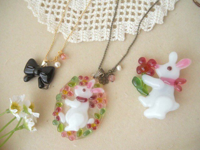 *r様ご予約品うさぎさんネックレスとブローチ、おリボンネックレスの画像1枚目