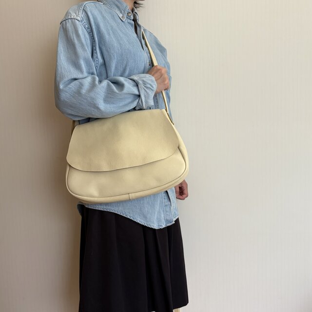 やさしい秋色。本革 ラウンドショルダーバッグ／アイボリー｜レトロ×モダンのクラシックショルダー