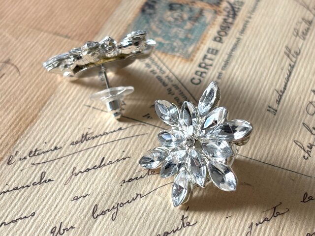 ピアス ラインストーンの雪の結晶カボション ゴールド 冬 ホワイト 白