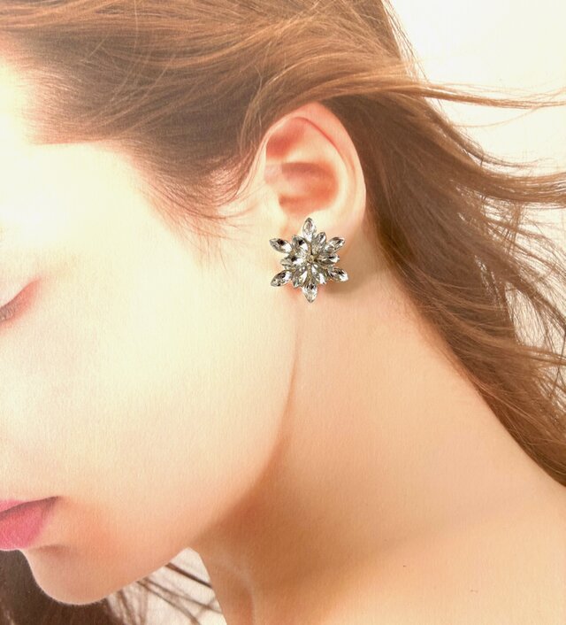 まるで雪の結晶のように綺麗LouisVuittonコンステラションピアス ピアス ラインストーンの雪の結晶カボション ゴールド 冬