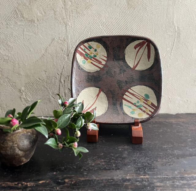 益子『高内秀剛』鉄砂赤絵四方皿 益子『高内秀剛』鉄砂赤絵四方皿 - メルカリ