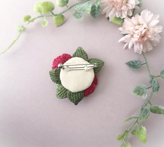 レース編み 椿のブローチ | iichi 日々の暮らしを心地よくする
