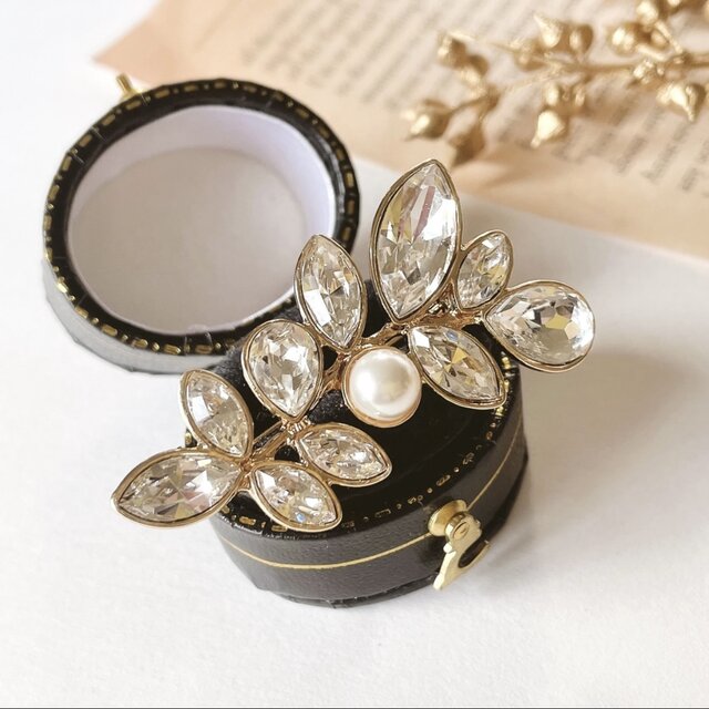 煌めくリーフのクリスタルブローチ ビジューブローチ | iichi 日々の