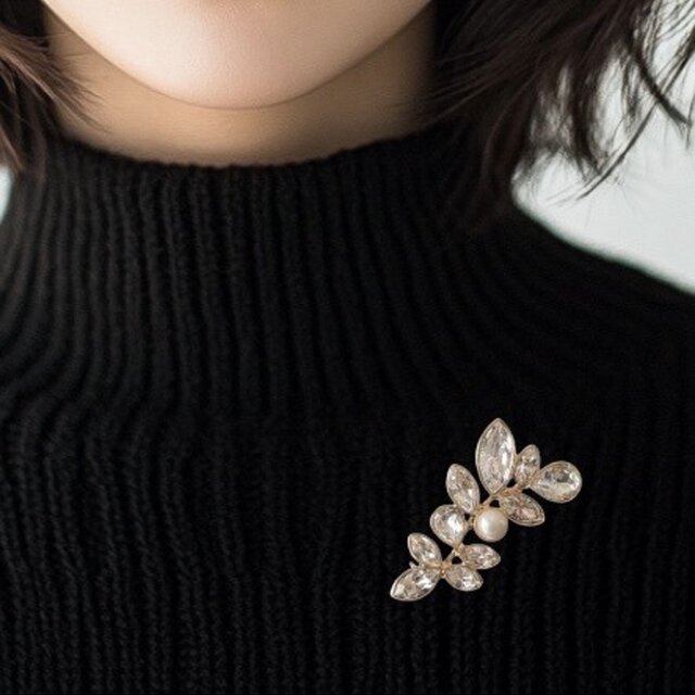 煌めくリーフのクリスタルブローチ ビジューブローチ | iichi 日々の