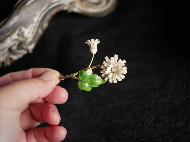 白い花 ヴィンテージブローチ ブロカントのある暮らし | iichi 日々の暮らしを心地よくするハンドメイドやアンティークのマーケットプレイス