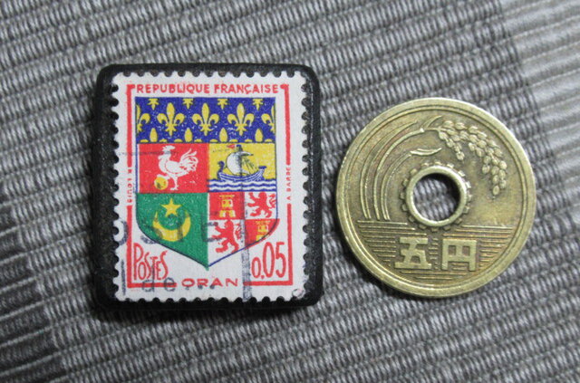 アップサイクル フランス 紋章切手ブローチ10264 | iichi 日々の暮らし
