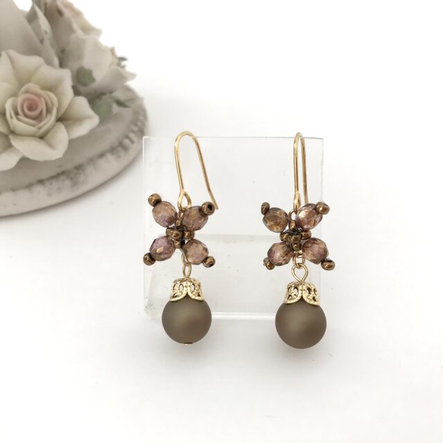 フラワーモチーフ の アンティーク調 ピアス ブラウン 茶 チェコガラス