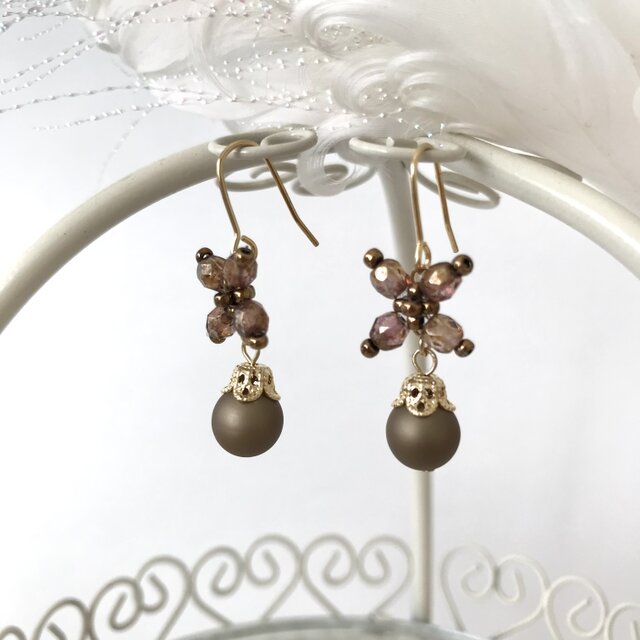 フラワーモチーフ の アンティーク調 ピアス ブラウン 茶 チェコガラス