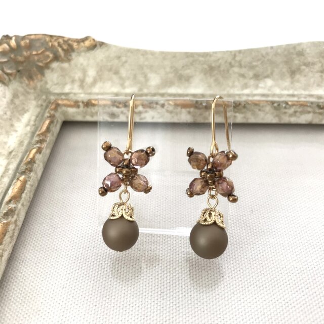 フラワーモチーフ の アンティーク調 ピアス ブラウン 茶 チェコガラス