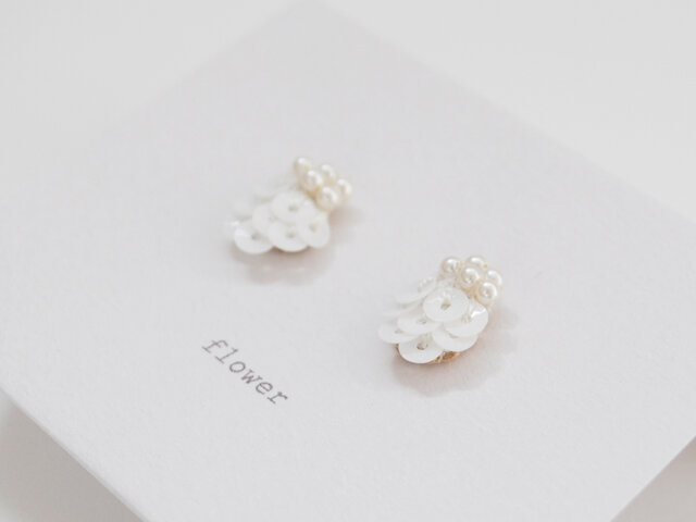 お花ピアス♡ホワイト flower white2 白い花 No.4 ピアス ＜イヤリング交換可