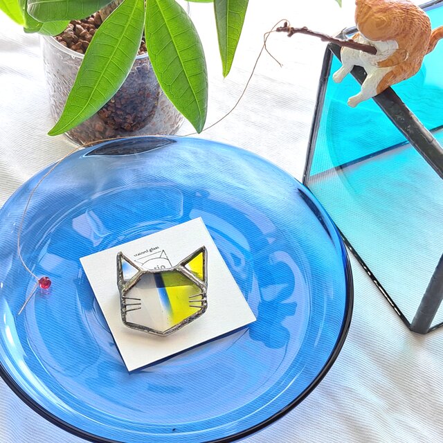 Whisker brooch/ blue stripe yellow