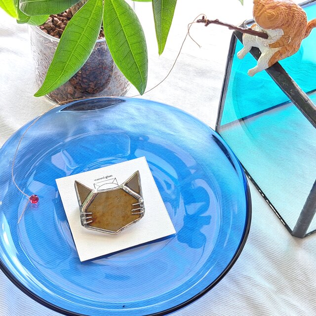 Whisker brooch/gold bronze