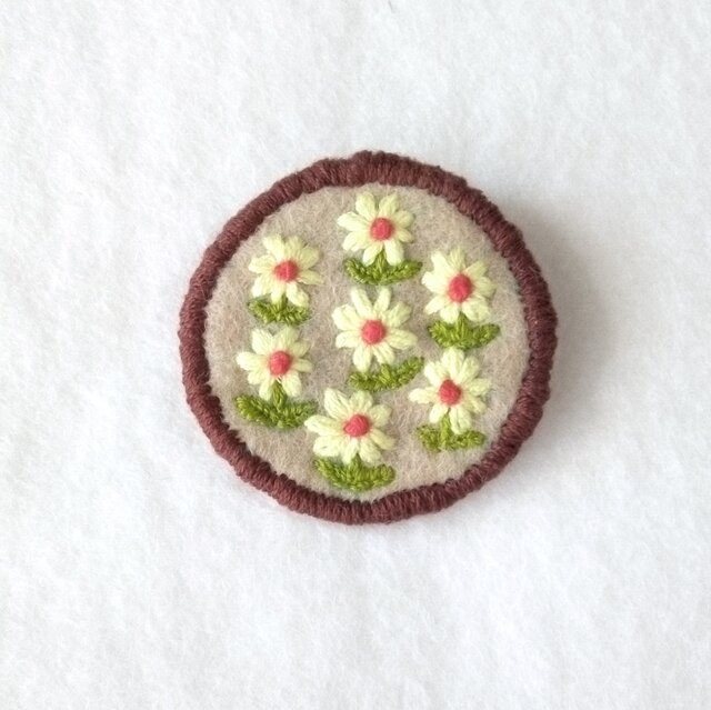ちょっとレトロなお花畑の刺繍ブローチ | iichi 日々の暮らしを