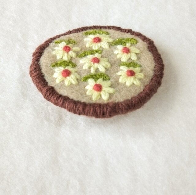 ちょっとレトロなお花畑の刺繍ブローチ | iichi 日々の暮らしを