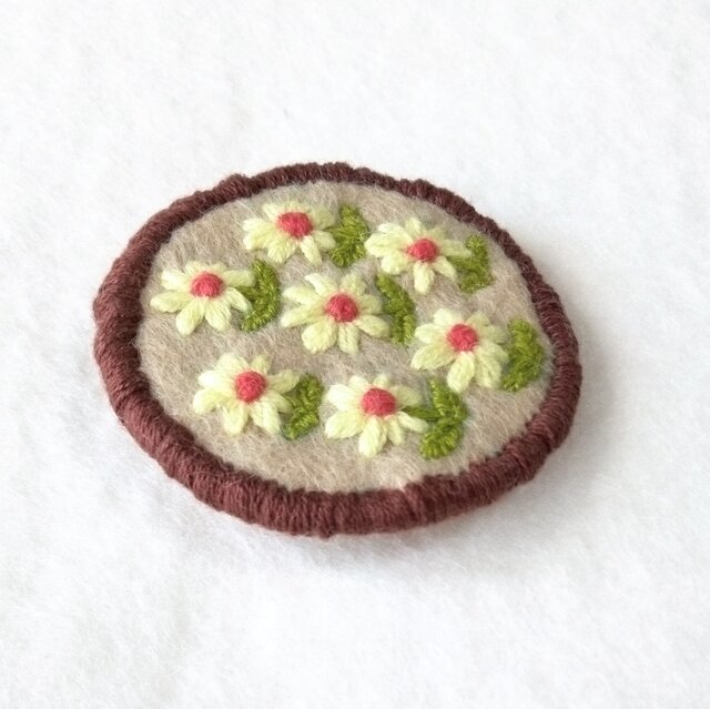 ちょっとレトロなお花畑の刺繍ブローチ | iichi 日々の暮らしを