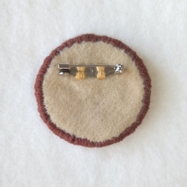 刺繍　ブローチ　ハンドメイド【シーズとお花畑】 昨日から刺繍はじめました🪡 夢中になり過ぎないように刺繍欲を