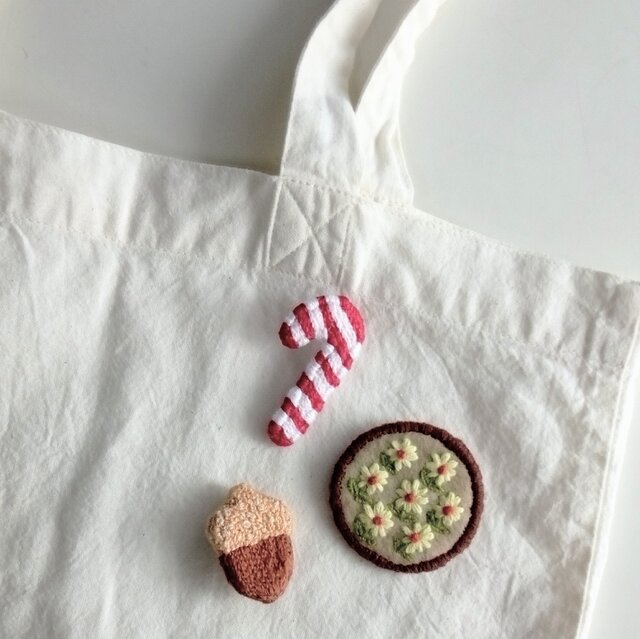 ちょっとレトロなお花畑の刺繍ブローチ | iichi 日々の暮らしを