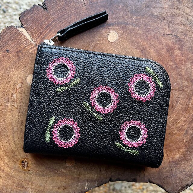 L字ファスナーミニ財布（黒の革に花の刺繍）02014-10 | iichi 日々の