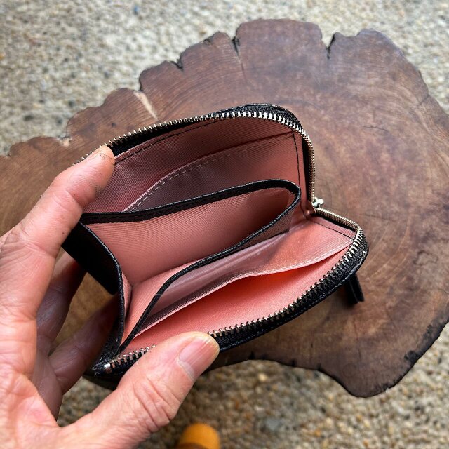 L字ファスナーミニ財布（黒の革に花の刺繍）02014-10 | iichi 日々の