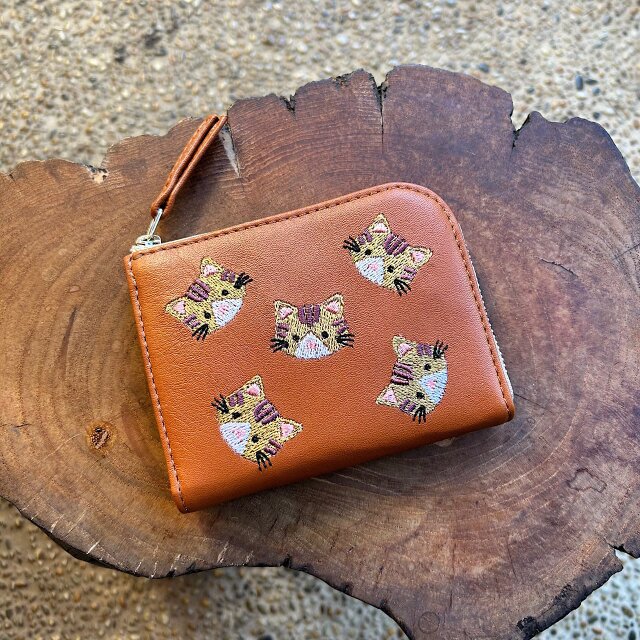 L字ファスナーミニ財布（赤茶の革に茶トラ猫の刺繍）02014-11