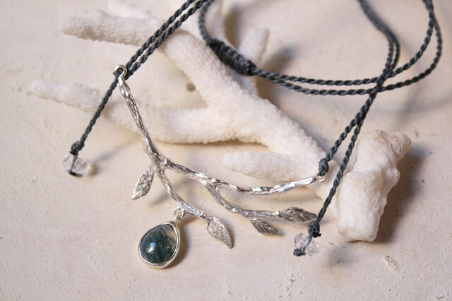 モスアゲートのボタニカルネックレス SV925/マクラメコード
