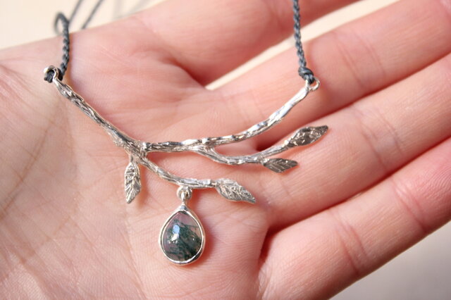 モスアゲートのボタニカルネックレス SV925/マクラメコード | iichi