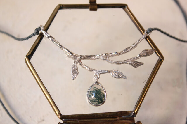 モスアゲートのボタニカルネックレス SV925/マクラメコード | iichi