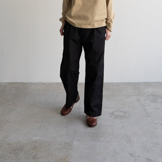 タックストレートボトム/col.black