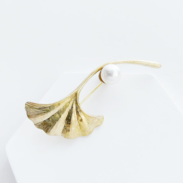 パール＆イチョウリーフモチーフブローチ【ebro16】