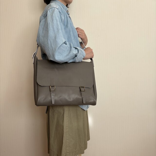 秋のムード。本革 メールバッグ／グレー｜A4対応・洗練されたクラシカルショルダー
