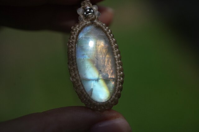 虹の稲妻 レインボームーンストーン マクラメネックレス 1846 | iichi