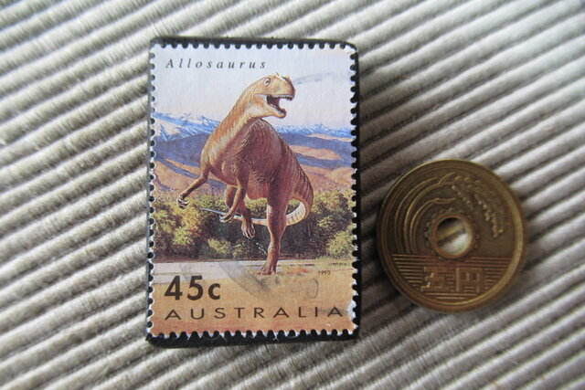 アップサイクル オーストラリア 恐竜切手ブローチ10294 | iichi 日々の
