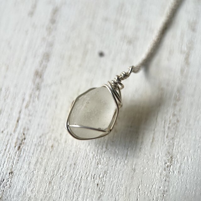 《Silver925》小さくさり気ないホワイトシーグラスのネックレス 40cm