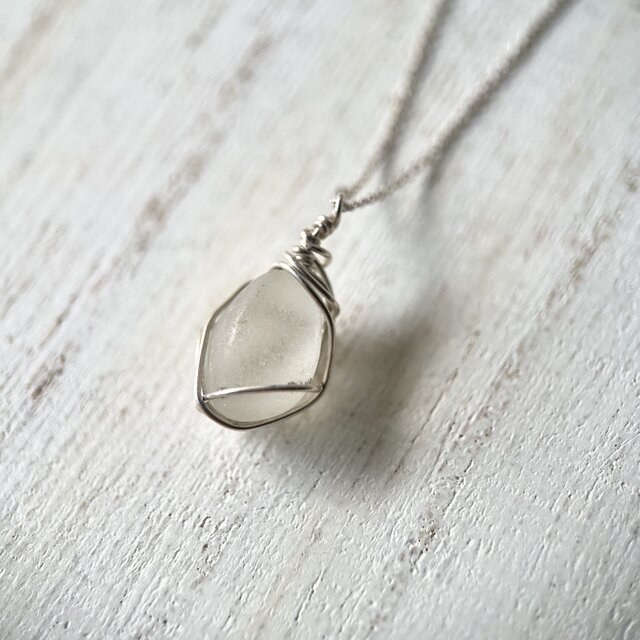 Silver925》小さくさり気ないホワイトシーグラスのネックレス 40cm