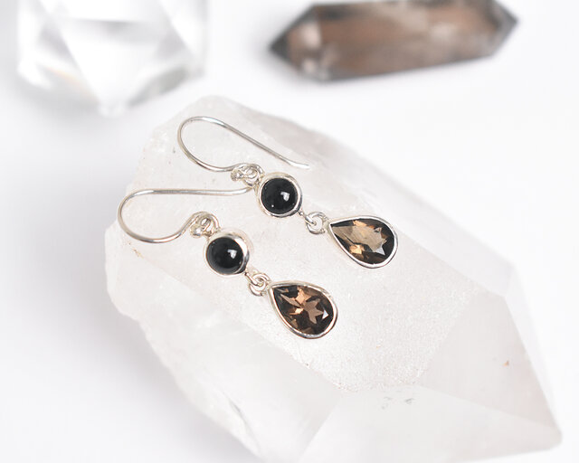 スモーキークォーツとブラックオニキスのシックで上品なシルバーピアス