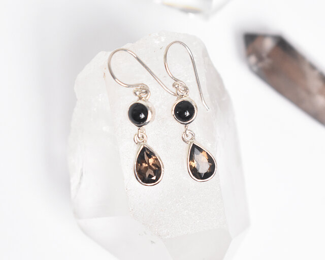 スモーキークォーツとブラックオニキスのシックで上品なシルバーピアス