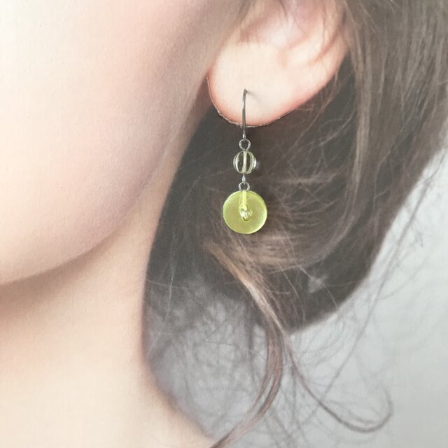 レモンイエロー の シェル ピアス （イヤリング） 黄色 チェコガラス