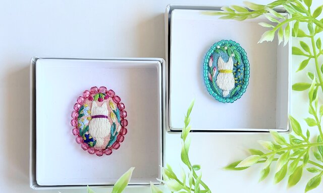 ビーズで飾ったこねこと草花のミニ刺繍ブローチ【botanical