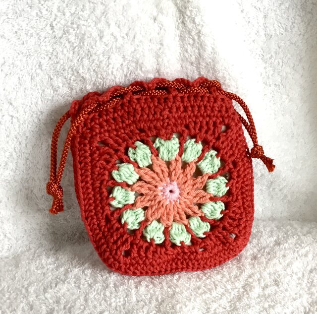 クロシェの花柄巾着・赤 | iichi 日々の暮らしを心地よくする