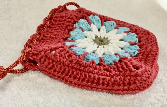 クロシェの花柄巾着・赤 | iichi 日々の暮らしを心地よくする