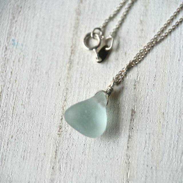 《Silver925》空の一雫 小さな空色シーグラスビーズのネックレス 45cm