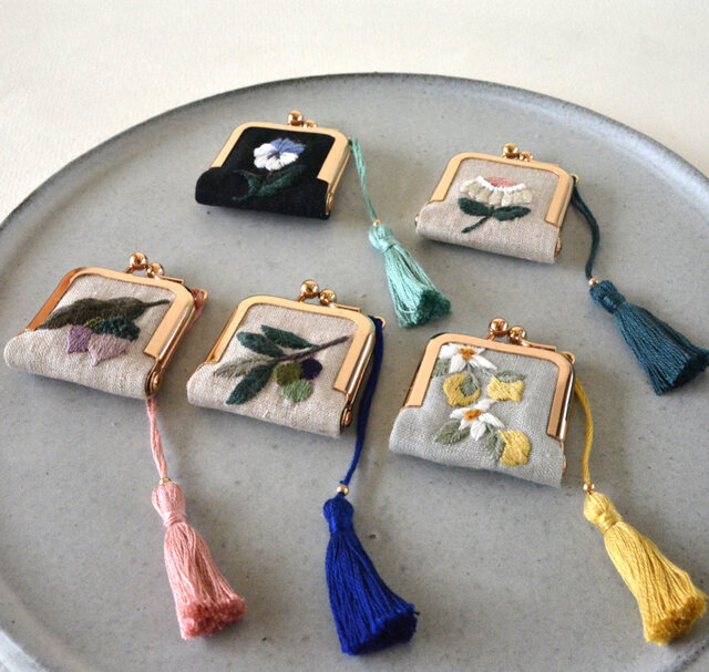 数々の賞を受賞 てのり〜パンジー 刺繍 がま口 アクセサリーケース | iichi 日々 財布・ケース・小物入れ