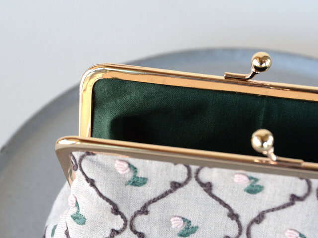 受注製作】連続模様 刺繍 がま口 ポーチ 生成り | iichi 日々の暮らし