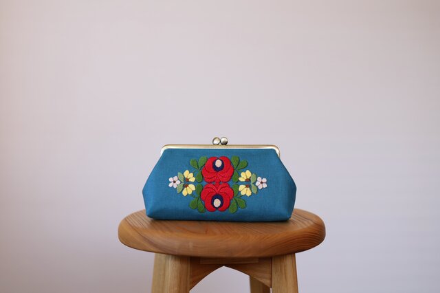 ターコイズブルーリネン 花刺繍 ポーチL | iichi 日々の暮らしを